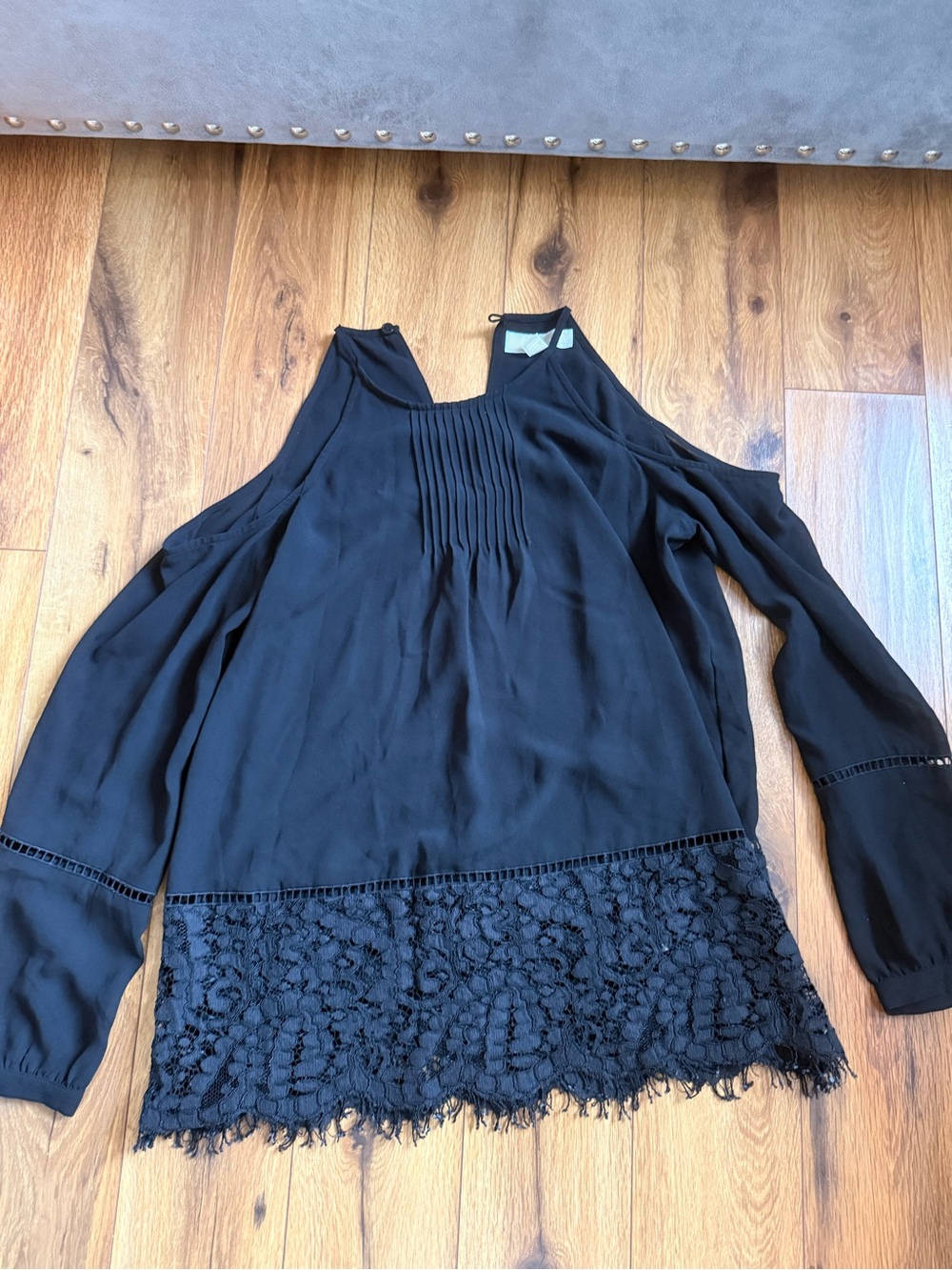 Michael Kors Cut Shoulders Black Top Size Medium

Great condition